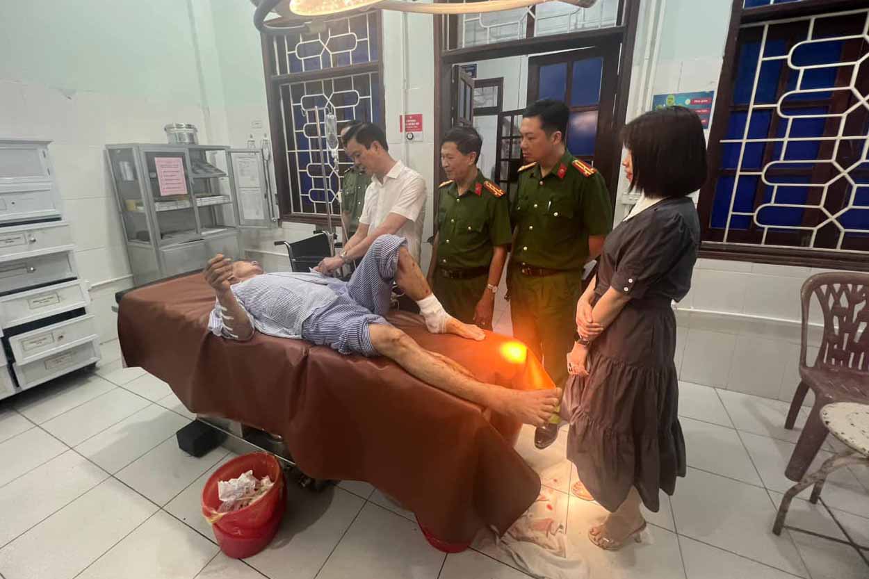  Lãnh đạo tỉnh Hà Tĩnh thăm hỏi nạn nhân bị thương điều trị tại Bệnh viện Đa khoa thị xã Kỳ Anh - Ảnh: báo Lao động