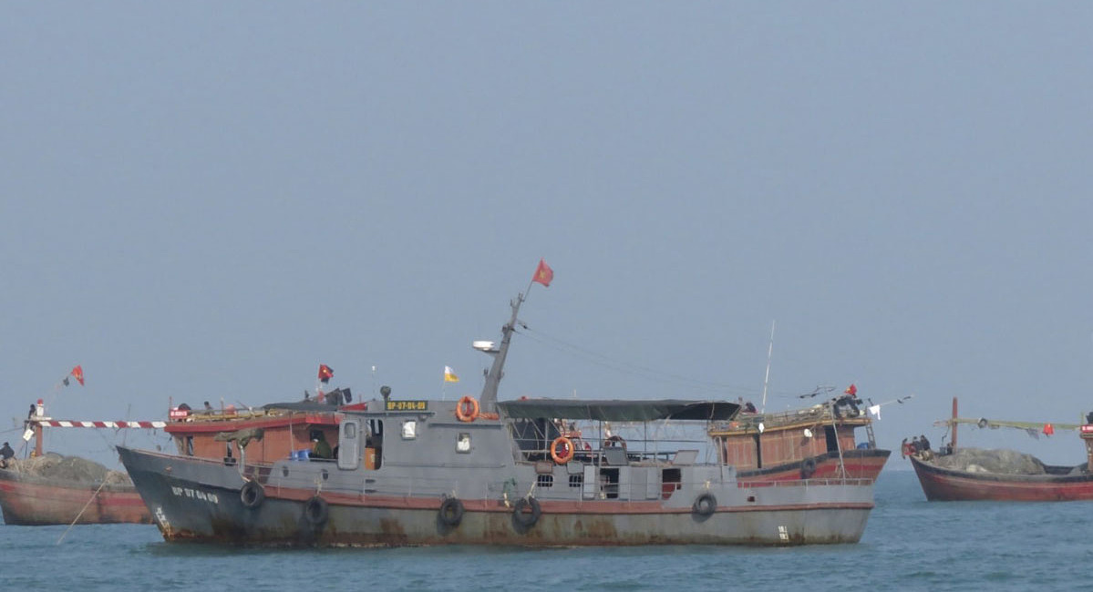  Tàu bộ đội biên phòng tìm kiếm ngư dân gặp nạn - Ảnh: VnExpress