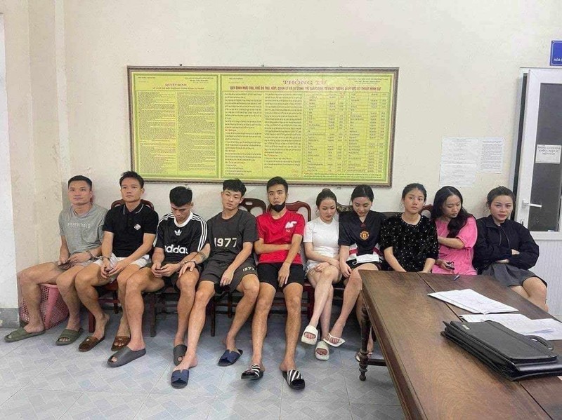   Nhóm đối tượng 10 người gồm 5 cầu thủ CLB Hà Tĩnh bị tạm giữ tại cơ quan chức năng vì liên quan đến ma tuý.