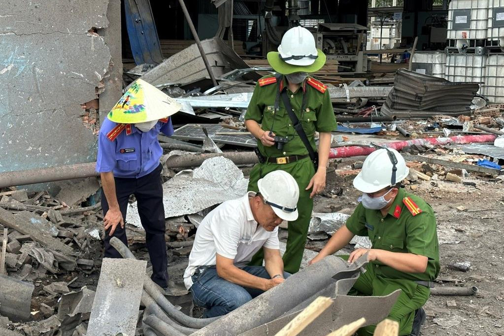  Lực lượng chức năng khám nghiệm hiện trường - Ảnh: Báo Người Lao Động