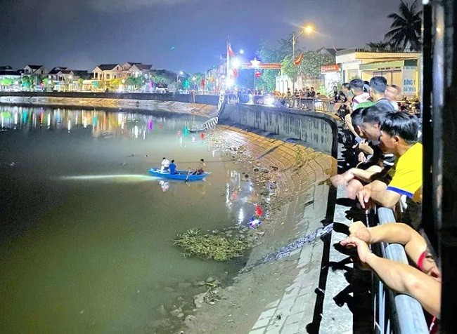   Sau nhiều giờ tìm kiếm, cơ quan chức năng và người dân đã tìm thấy thi thể nam sinh  T.L.N.Q.  trên sông Mai Giang.