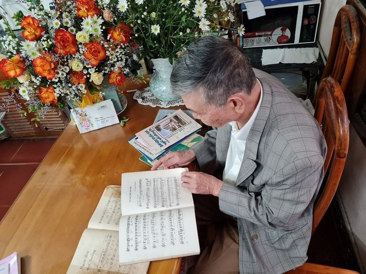   Thầy giáo Trần Phú Thế Cường bên ca khúc mang tên Cô giáo trên Bản Mèo được in năm 1982. Ảnh: Mai Loan.