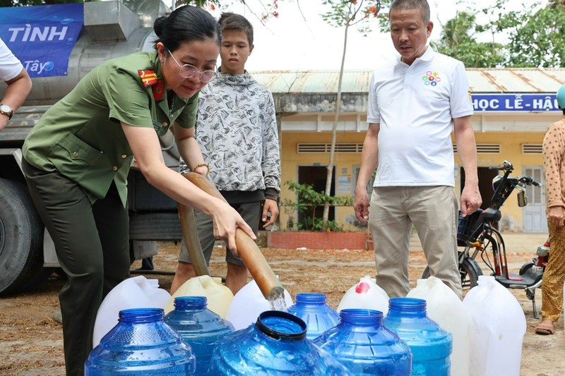  Gần 200.000 sản phẩm nước tinh khiết Number 1 và 620 khối nước ngọt đã được Công ty Tân Hiệp Phát và Báo Công an TPHCM trao cho người dân vùng hạn mặn Bến Tre, Tiền Giang. 