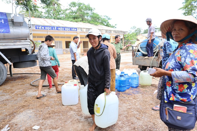  Người dân xã An Ngãi Trung, Ba Tri, Bến Tre vui mừng nhận nước từ chương trình “Nước ngọt nghĩa tình” do Công ty Tân Hiệp Phát và Báo Công an TPHCM trao tặng. 