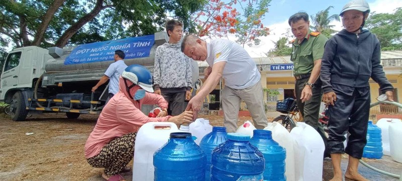  Ông Nguyễn Duy Hưng, đại diện Công ty Tân Hiệp Phát “tiếp” những giọt nước nghĩa tình cho bà con người dân xã An Ngãi Trung (Ba Tri, Bến Tre). 