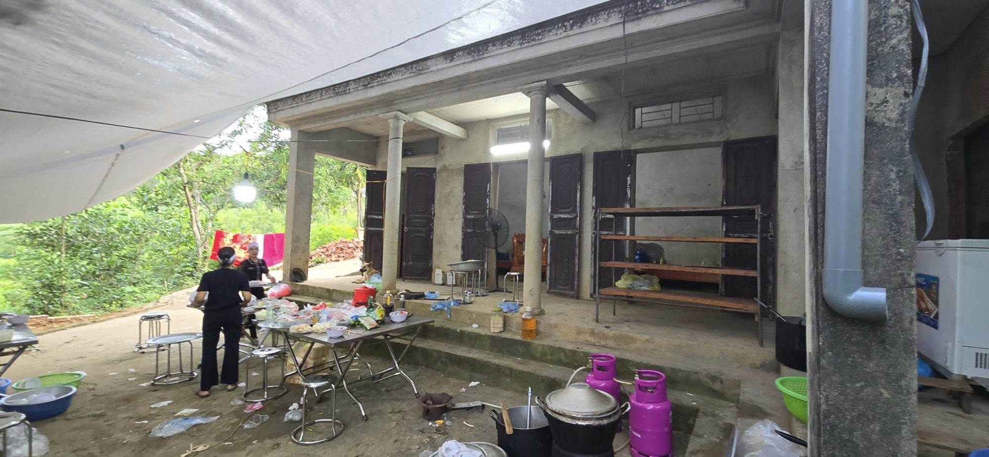   Không khí tang thương bao trùm lên căn nhà nhỏ xơ xác - Ảnh: LS Nguyễn Anh Thơm