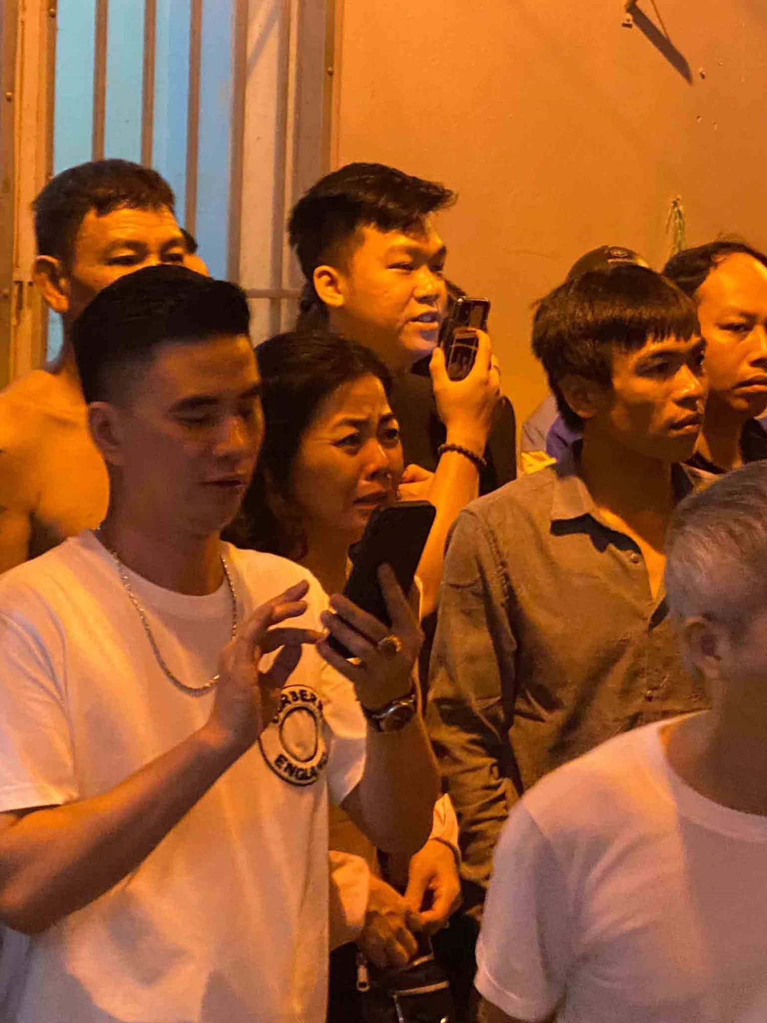   Người dân bàng hoàng theo dõi vụ cháy, những giọt nước mắt xót xa cho các nạn nhân bỏ mạng trong biển lửa - Ảnh: Hà Nội News