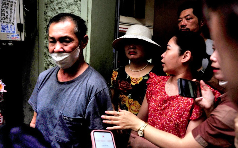  Người dân xót xa bàn tán về vụ cháy - Ảnh: Phụ nữ Việt Nam