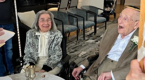  Đám cưới hạnh phúc của cặp đôi trăm tuổi. Ảnh: Nypost 