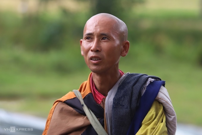  Ông Thích Minh Tuệ (Lê Anh Tú) đã tự nguyện dừng việc đi bộ khất thực - Ảnh: VNExpress