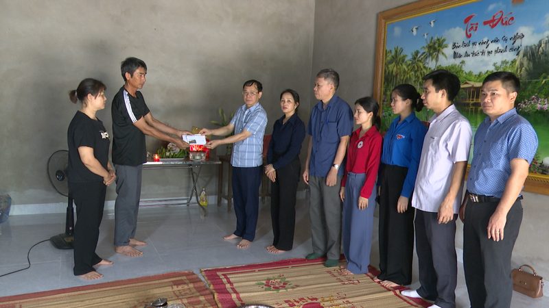  Lãnh đạo huyện Cẩm Giàng và đại diện một số ngành, đoàn thể trao tiền hỗ trợ gia đình bé gái bị tử vong. (Ảnh: Hoàng Kế) 