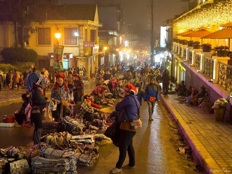  Chợ đêm Sa Pa (Lào Cai) - nơi lý tưởng để khám phá văn hóa, ẩm thực người vùng cao. 
