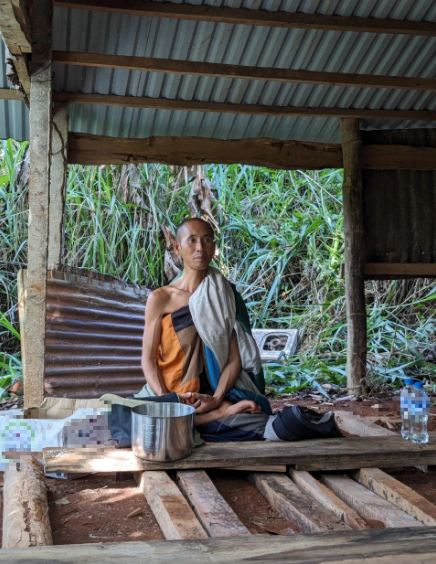  Ông Thích Minh Tuệ đang ẩn tu tại một chòi rẫy ở H.Ia Grai (Gia Lai) - Ảnh: Báo Thanh Niên