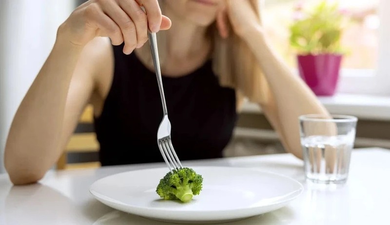   Ăn uống thất thường là một trong những nguyên nhân gây ra tình trạng chán ăn, rối loạn ăn uống. Ảnh minh họa: CNN.