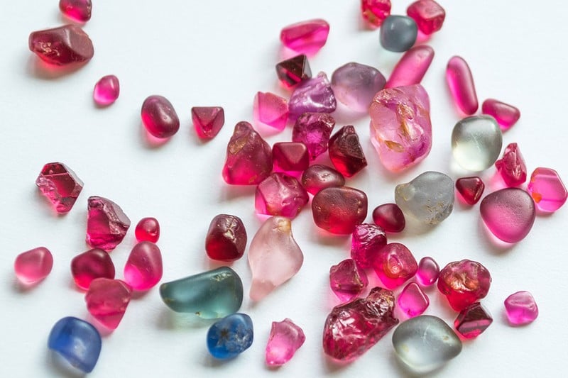  Đá spinel là một loại khoáng sản thuộc nhóm oxit, chúng thường được tìm thấy trong cùng mỏ đá với ruby. (Ảnh: Vinatex)