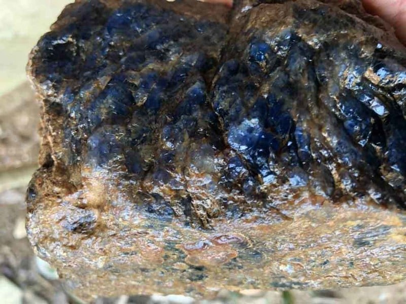  Viên đá spinel được tìm thấy ở Yên Bái và bán với giá gần 4 tỷ đồng. (Ảnh: Dân trí)