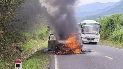  Chiếc xe bốc cháy ngùn ngụt trên đèo Khánh Lê - Ảnh: Tiền Phong