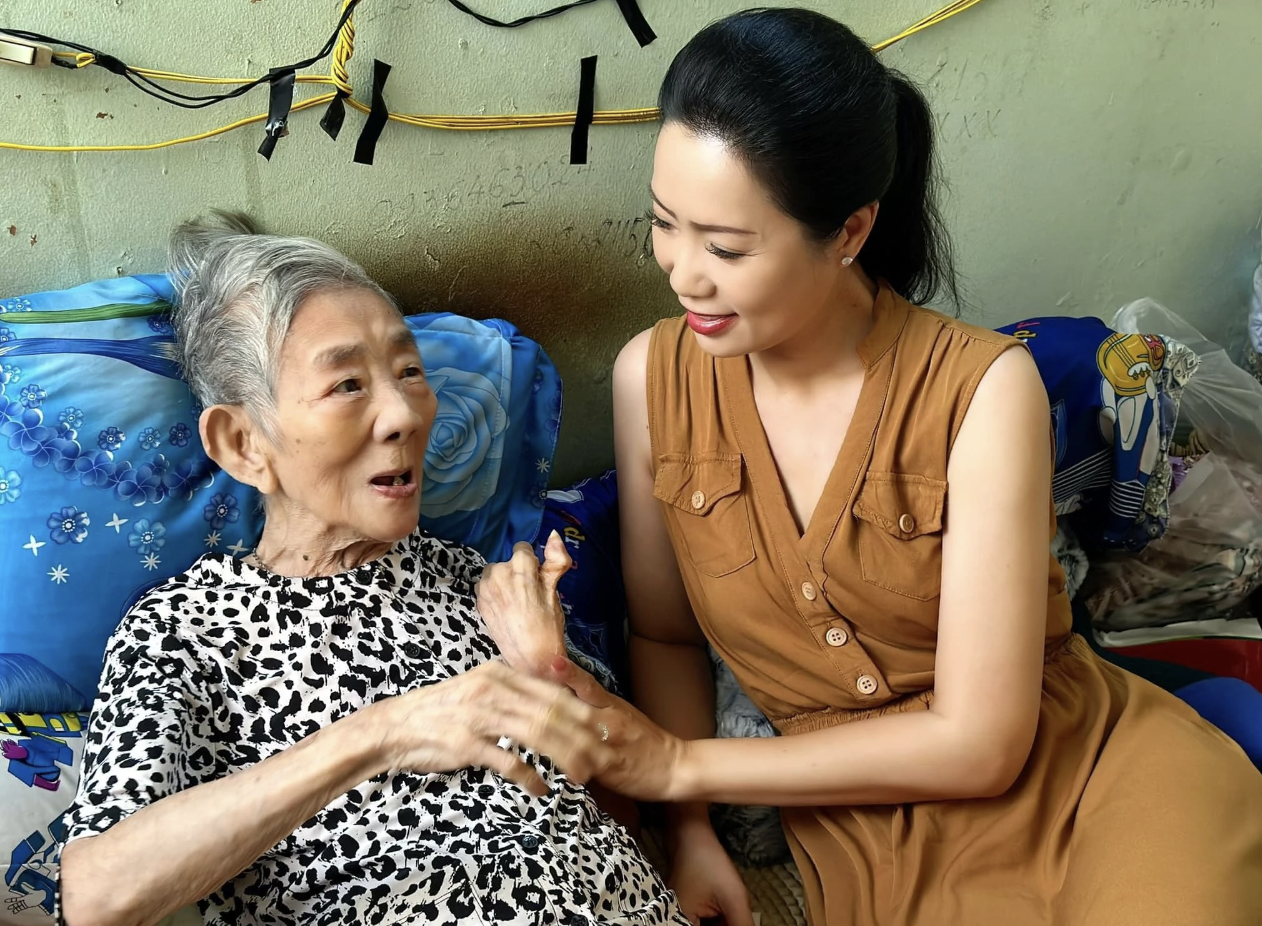  Hình ảnh cuối đời của nghệ sĩ Ngọc Bê khi Trịnh Kim Chi đến thăm - Ảnh: Thanh Niên