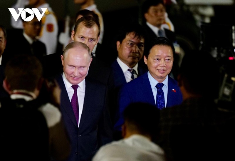  Đón Tổng thống Nga Putin tại sân bay quốc tế Nội Bài còn có Phó Thủ tướng Trần Hồng Hà