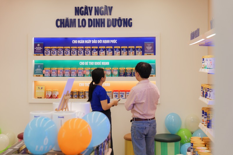  Vinamilk hiện có gần 250 loại sản phẩm dinh dưỡng đáp ứng hầu hết nhu cầu ở mọi lứa tuổi. Hình 1.2: Vinamilk hiện có gần 250 loại sản phẩm dinh dưỡng đáp ứng hầu hết nhu cầu ở mọi lứa tuổi. 