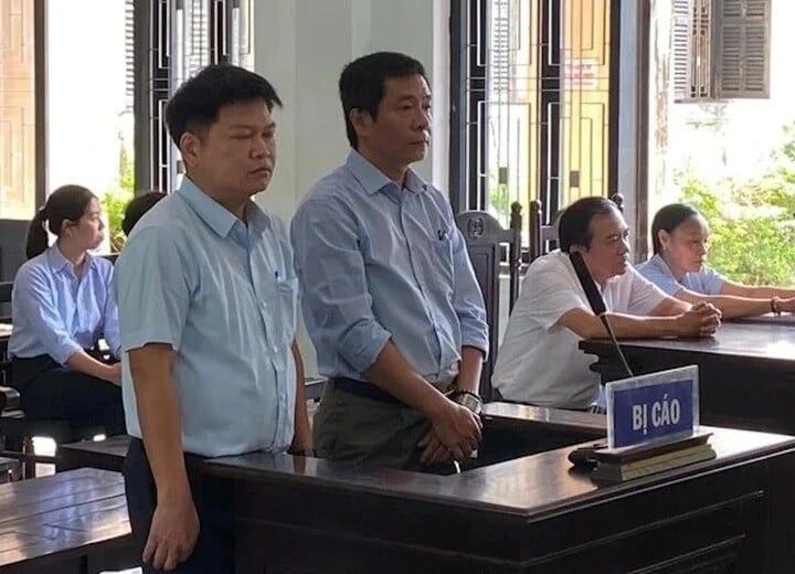  Trước đó, bị cáo Hoàng Văn Đức (phải) được TAND tỉnh Thừa Thiên Huế miễn hình phạt tù.