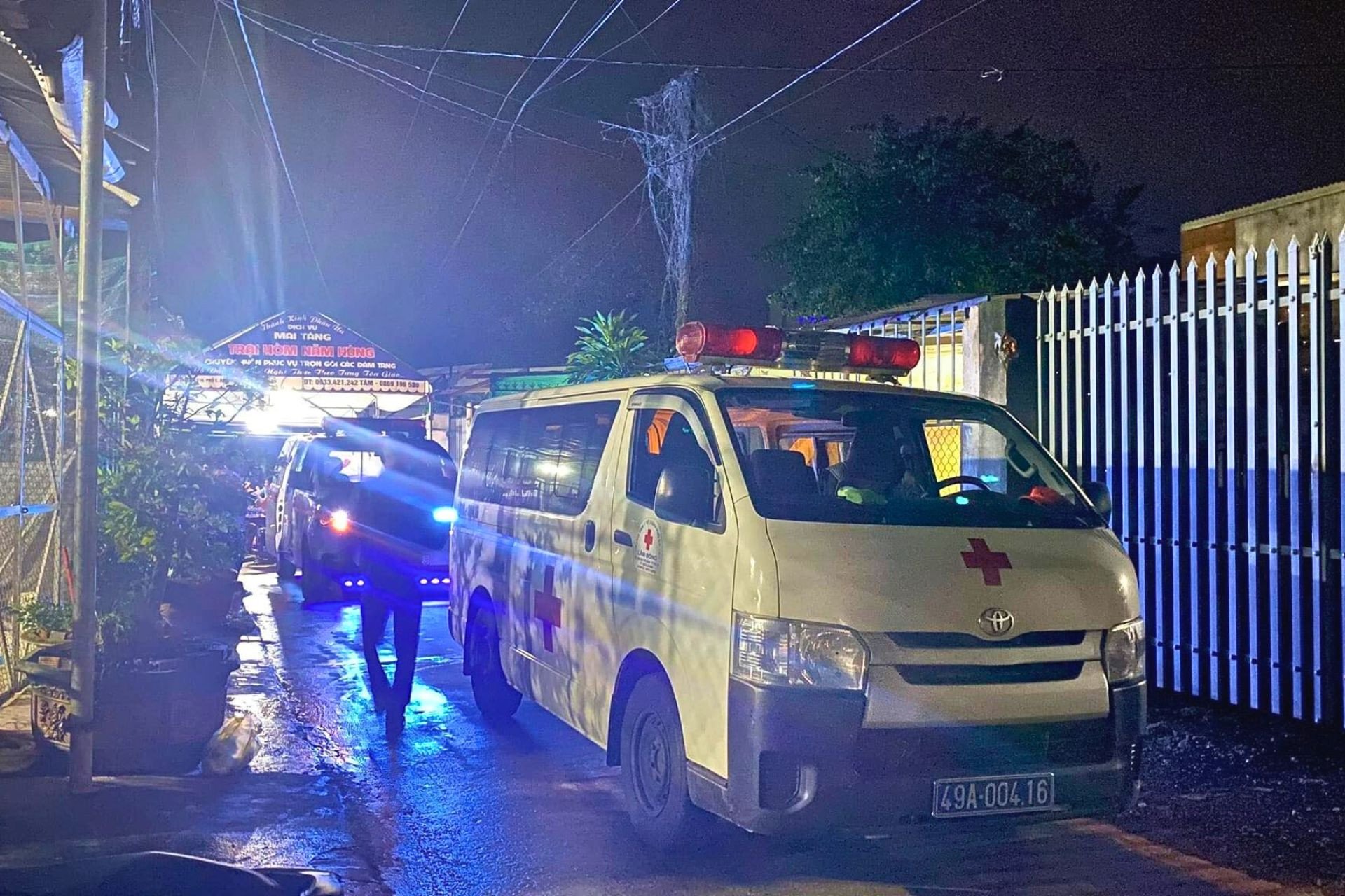  Xe cứu thương đưa thi thể 3 cháu bé về Đồng Nai trong đêm 24/6 - Ảnh: VietNamNet