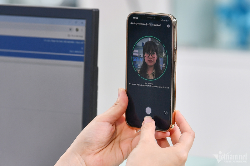  Xác thực sinh trắc học trên ứng dụng của ngân hàng. Ảnh: Hoàng Hà