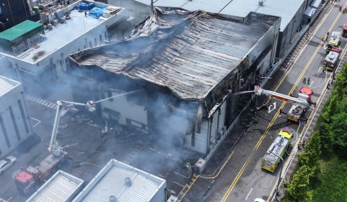 Lực lượng cứu hỏa dập tắt đám cháy tại nhà máy sản xuất pin lithium ở thành phố Hwaseong, tỉnh Gyeonggi, Hàn Quốc ngày 24/6. Ảnh: AFP
