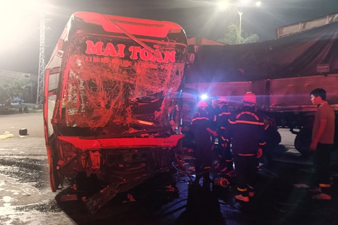  Hiện trường vụ va chạm giữa xe tải và xe khách ở Bình Định làm tài xế xe tải tử vong. Ảnh: Báo Lao Động. 