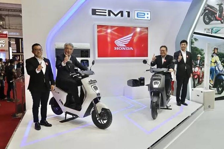  Hãng xe Honda của Nhật Bản sẽ ngừng toàn bộ dòng xe máy chạy bằng xăng và chuyển sang kinh doanh xe thuần điện vào năm 2040. 