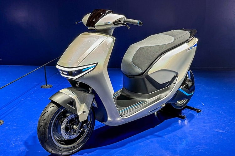 Trước đó, Honda đã giới thiệu mẫu môtô điện EM1 e: tại thị trường châu Âu, với bộ pin HMPP cho phép vận hành tối đa 41,3 km khi pin đầy. 