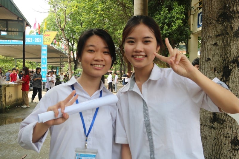   Thí sinh Nguyễn Diệu My cùng bạn, Trường THPT Đại Mỗ chia sẻ niềm vui  sau bài thi môn Ngữ văn. Ảnh: Mai Loan.