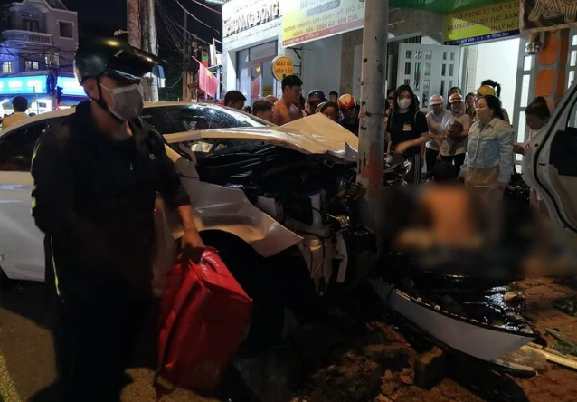 Hiện trường ô tô tông hàng loạt xe máy, 2 người tử vong tại chỗ - Ảnh: VTC News