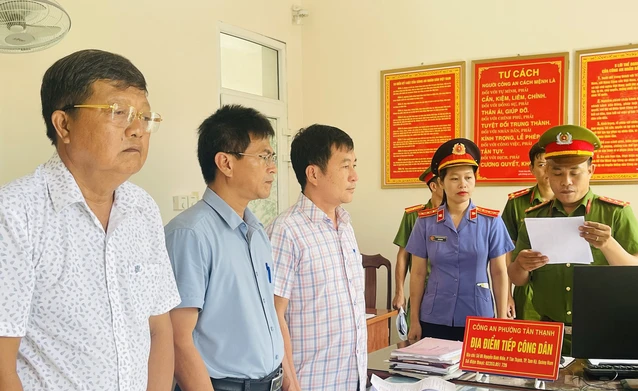   Cơ quan CSĐT tống đạt các quyết định đối với ông Nguyễn Văn Sáu, Lê Thủy Thành và Đào Ngọc Luân.. Ảnh: CA