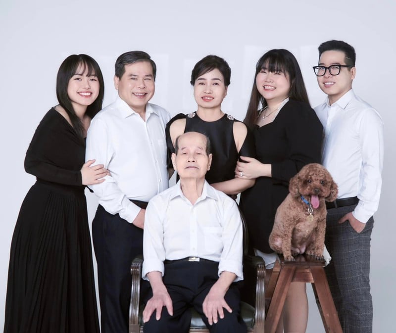  Các thành viên gia đình Quỳnh chụp ảnh trước khi đưa mẹ vào bệnh viện điều trị K. Trong ảnh có ông ngoại, bố mẹ, anh trai, chị dâu, Quỳnh và 1 chú chó 6 tuổi. Ảnh: NVCC