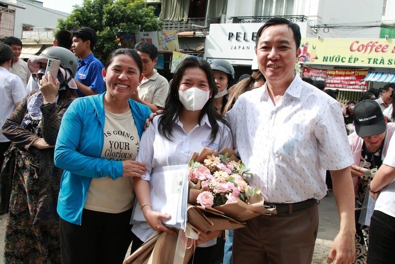  Một thí sinh ở điểm thi Trường THPT Lê Quý Đôn (Đắk Lắk) được gia đình tặng hoa sau Kỳ thi.  