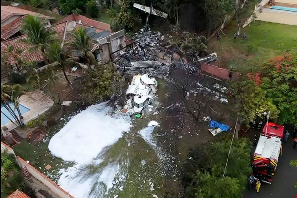  Hiện trường vụ rơi máy bay. Ảnh: CNN Brazil