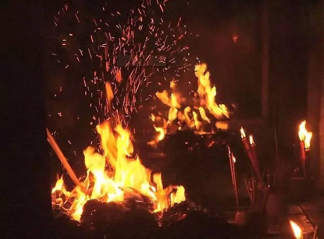 Điều kiêng kỵ trong tháng Cô hồn: Khi đi ngang qua nơi có tang lễ, trong miệng và trong lòng đừng có những suy nghĩ hay lời nói thiếu tôn trọng