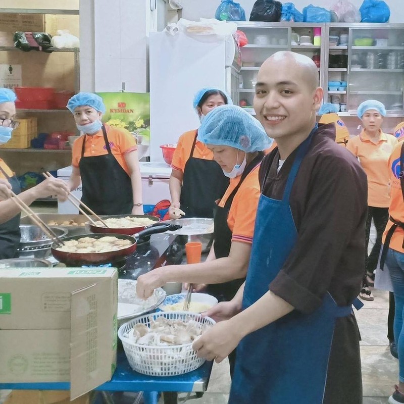 Thầy Trí Dũng tham gia nấu ăn, phụng sự khóa tu cho Phật tử.