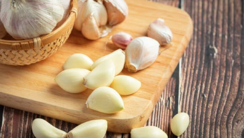  Ăn tỏi giúp làm giảm lượng cholesterol một cách tự nhiên (Ảnh minh họa)