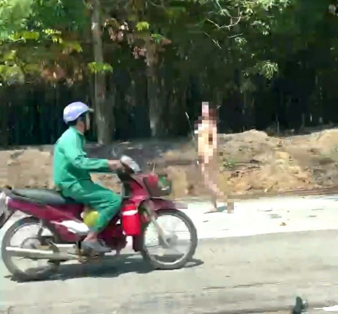  Cô gái đứng vào vị trí bìa vườn cao su sát hàng cây sao trên vỉa hè chụp thêm vài tấm ảnh. Ảnh: Báo Lao Động. 