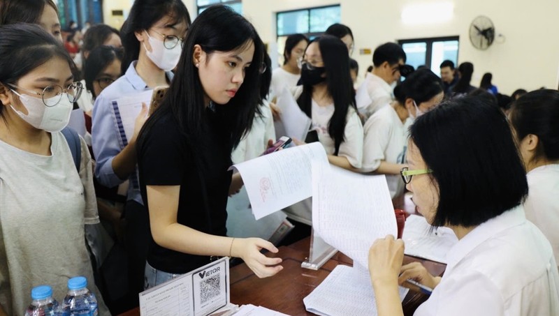  Tân sinh viên Trường ĐH Thủ đô Hà Nội trong ngày nhập học. (Ảnh kinhtedothi.vn)