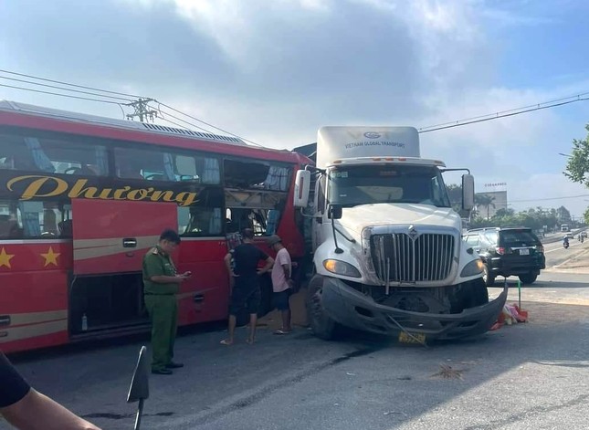   Xe khách dính chặt vào xe đầu kéo. Ảnh: Báo Tiền Phong. 