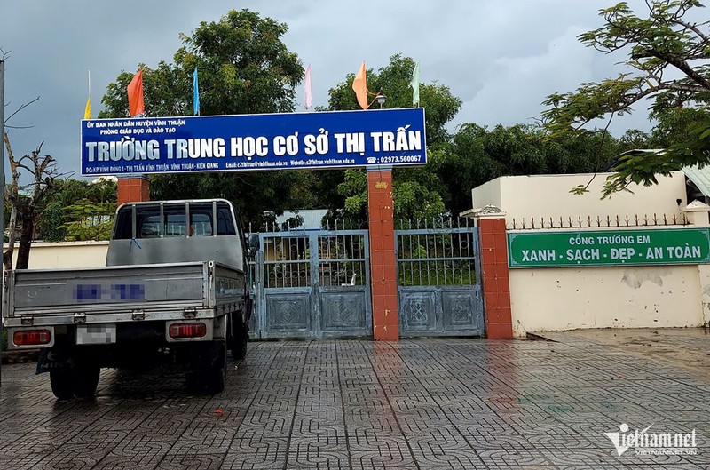   Các em học sinh vẫn tiếp tục học tại Trường THCS Thị Trấn thuộc khu phố Vĩnh Đông 1. Ảnh: Trần Tuyên