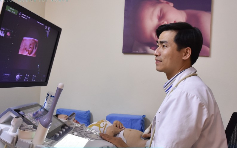 Bác sĩ Thành thăm khám cho một sản phụ (Ảnh: BSCC)