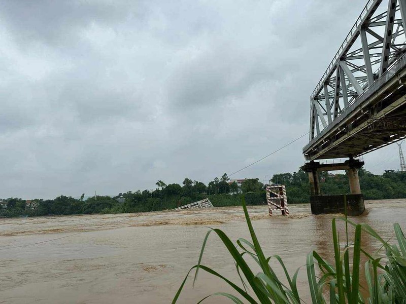   Cầu Phong Châu bị đứt, sập.