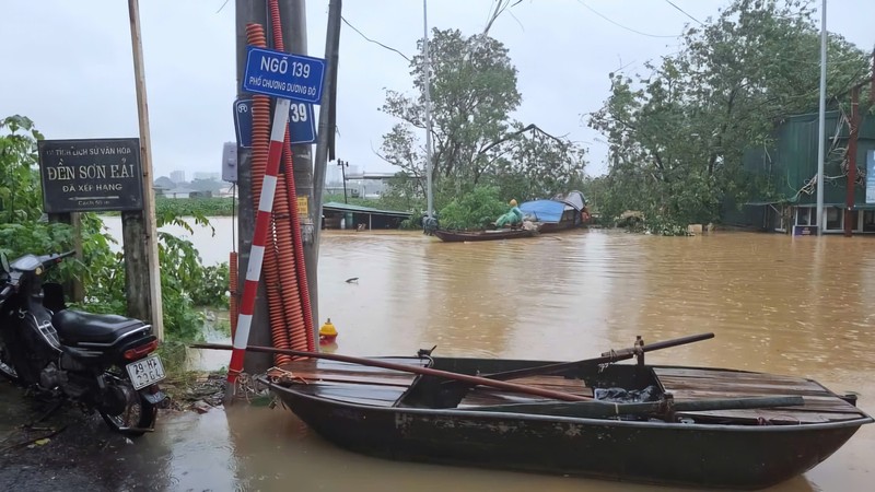   Khu vực phố Chương Dương Độ ngập lụt sáng 10/9.