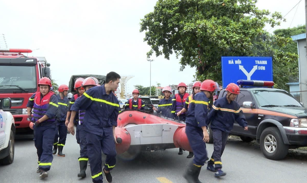  Công an tỉnh Phú Thọ đã bố trí lực lượng, phương tiện để triển khai công tác tìm kiếm cứu nạn vụ sập cầu Phong Châu.