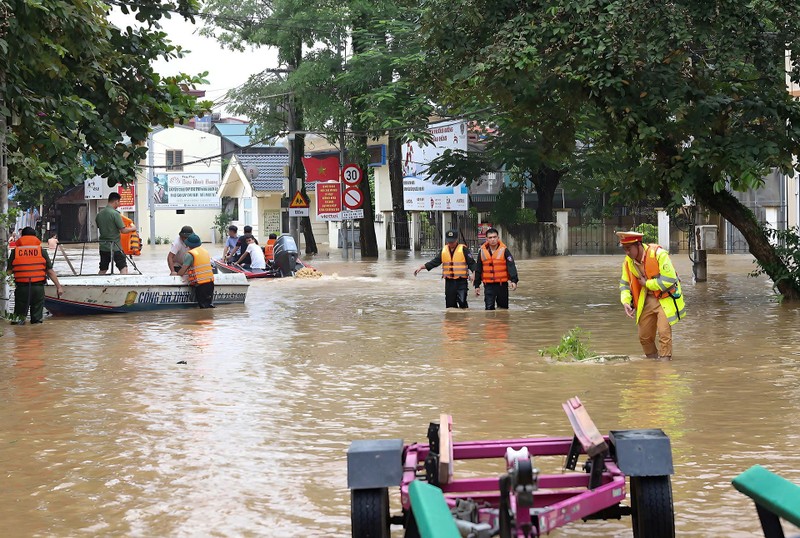  Các lực lượng chức năng cùng phương tiện hỗ trợ người dân di chuyển người và tài sản đến nơi an toàn. Ảnh: Đức Hoàng 