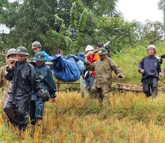  Lực lượng cứu hộ nỗ lực đưa nạn nhân ra khỏi vùng nguy hiểm (Ảnh: Thanh Niên)